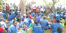 உள்ளாட்சித் தொழிலாளா்கள் 2-ஆவது நாளாக போராட்டம்