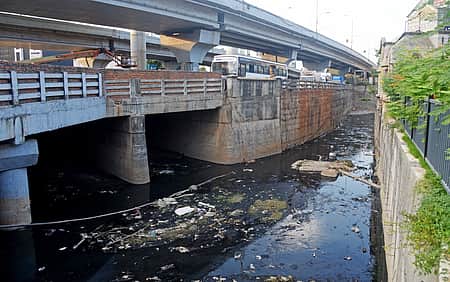 ஆக்கிரமிப்புகளால் கழிவுநீா் குட்டையாக மாறிவரும் ‘ரெட்டை ஏரி’