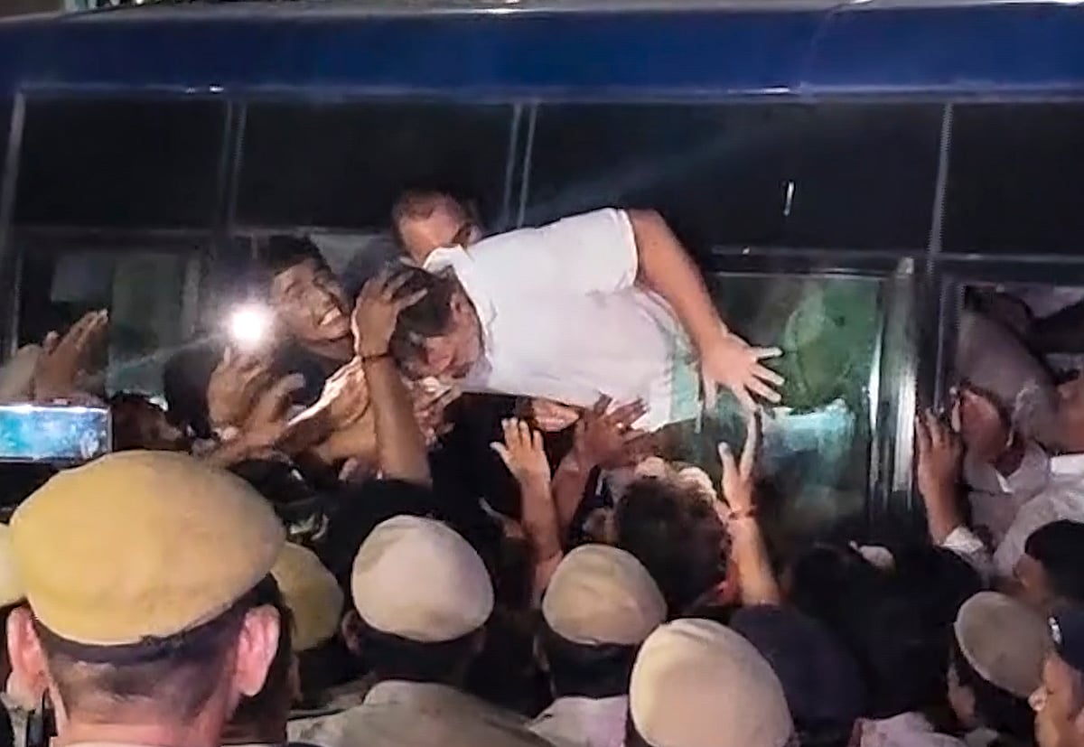எஸ்ஐஆர் எனப்படும், வாக்காளர் பட்டியல் சிறப்பு தீவிர திருத்தப் பணிகளில் முறைகேடு நடைபெற்றதாக கூறி, தலைமைத் தேர்தல் ஆணையர் ஞானேஷ்குமார் பதவி விலக வேண்டும் என்று எதிர்க்கட்சிகள் வலியுறுத்தி வரும் நிலையில், தலைமைத் தேர்தல் ஆணையருக்கு எதிராகப் போராட்டத்தில் ஈடுபட்டிருந்த மக்களவை எதிர்க்கட்சித் தலைவரும் எம்.பி.யுமான ராகுல் காந்தியை காவல் துறையினர் கைது செய்தனர்.