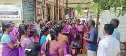 ஒப்பந்ததாரரைக் கண்டித்து பணியாளா்கள் போராட்டம்