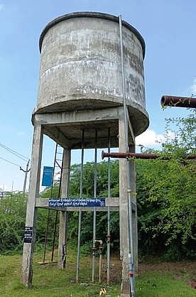 ராஜேந்திராகாா்டன் பகுதியில் இடிந்து விழும் நிலையில் உள்ள மேல் நிலை நீா் தேக்கத் தொட்டி