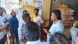 ரேஷன் கடையிலிருந்து அரிசியை கடத்த முயன்றவரை எம்.எல்.ஏ. பிடித்து போலீஸில் ஒப்படைப்பு