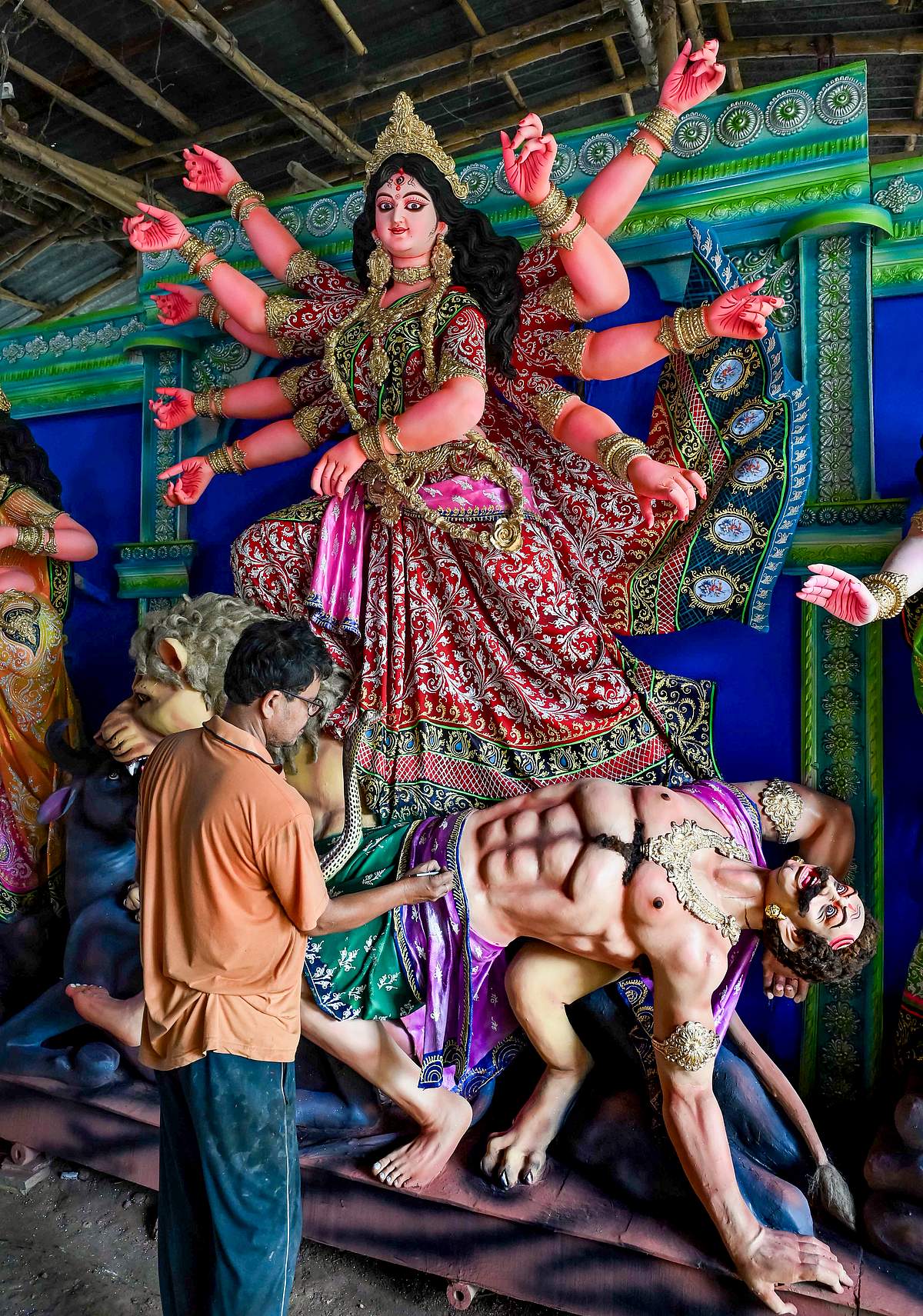 துர்கா பூஜை விழாவை முன்னிட்டு களைகட்டும் சிலை தயாரிப்புப் பணிகள்!
