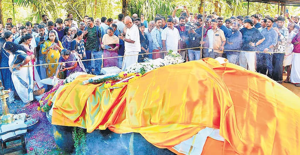 பல்லாட்டுக்குட்டி யானைக்கு கேரள மக்கள் கண்ணீர் அஞ்சலி! 