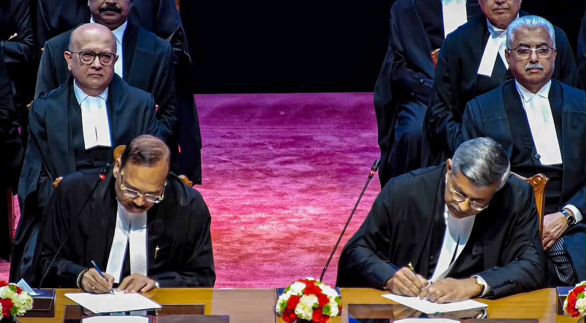 புதுதில்லியில் நடைபெற்ற பதவியேற்பு விழாவின்போது, புதிதாக நியமிக்கப்பட்ட உச்ச நீதிமன்ற நீதிபதி அபரேஷ் குமார் சிங்குடன் இணைந்து ஆவணங்களில் கையெழுத்திடும் இந்தியத் தலைமை நீதிபதி சூர்யா காந்த்.