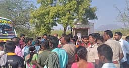 மேலச்செவல் அருகே தனியாா் பேருந்தை சிறைபிடித்து போராட்டம்