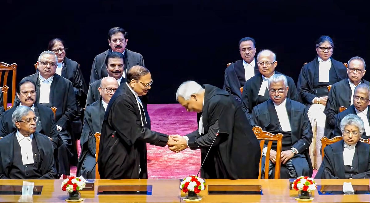 புதுதில்லியில் நடைபெற்ற பதவியேற்பு விழாவின்போது, புதிதாக நியமிக்கப்பட்ட உச்ச நீதிமன்ற நீதிபதி தேவேந்திர குமார் உபாத்யாயாவுடன் வாழ்த்துகளைப் பரிமாறிக்கொண்ட இந்தியத் தலைமை நீதிபதி சூர்யா காந்த்.