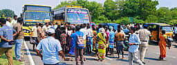 இலவச வீட்டுமனை பட்டா கோரி கிராம மக்கள் சாலை மறியல்