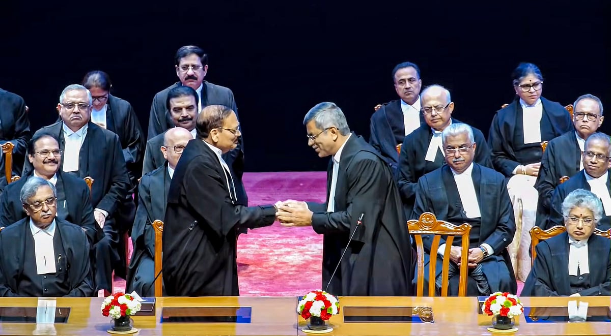 புதுதில்லியில் நடைபெற்ற பதவியேற்பு விழாவின்போது, புதிதாக நியமிக்கப்பட்ட உச்ச நீதிமன்ற நீதிபதி அபரேஷ் குமார் சிங்குடன் வாழ்த்துகளைப் பரிமாறிக்கொண்ட இந்தியத் தலைமை நீதிபதி சூர்யா காந்த்.