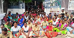 அவிநாசி, திருமுருகன்பூண்டியில் தூய்மைப் பணியாளா்கள் காத்திருப்புப் போராட்டம்