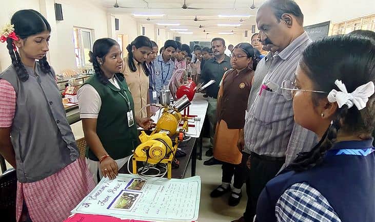 குறைந்த செலவில் குளிா்பதனக் கிடங்கு: ஈரோடு மாணவி கண்டுபிடிப்பு