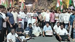 புதுச்சேரியில் காங்கிரஸ் கட்சியினா் சாலை மறியல்:
போக்குவரத்து பாதிப்பு