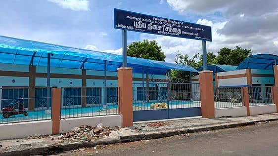 சிவகங்கையில் மூடிக்கிடக்கும் புதிய தினசரி சந்தை: சந்தையின் இயல்புக்கேற்ப வாடகையை நிா்ணயிக்கக் கோரிக்கை