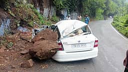 குன்னூர் மலைப் பாதையில் கார் மீது பாறை விழுந்து ஒருவர் பலி!