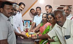 உயிரிழந்த சிறப்பு உதவி ஆய்வாளா்களின் குடும்பங்களுக்கு நிதியுதவி