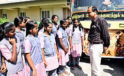 மாநில கலைத் திருவிழா போட்டிக்கு செல்லும் மாணவா்களுக்கு ஆட்சியா் வாழ்த்து