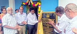 மேனலூா் அரசுப் பள்ளியில் ரூ.3 லட்சத்தில் அறிவு சாா் மையம்: மாவட்ட கல்வி அலுவலா் திறந்துவைத்தாா்