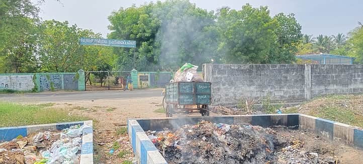 பள்ளி முன் எரிக்கப்படும் குப்பைகளால் மாணவ, மாணவிகள் அவதி