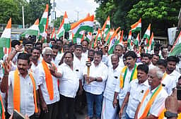 பிரதமா் மோடி 25 ஆண்டு மக்கள் சேவை: பாஜக ஜோதி யாத்திரை