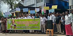 நெல்லியாளம் நகராட்சி நிா்வாகத்தை கண்டித்து வியாபாரிகள் ஆா்ப்பாட்டம்