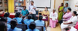 அரசு மருத்துவமனை தூய்மைப் பணியாளா்களுக்கு விளக்கக் கூட்டம்