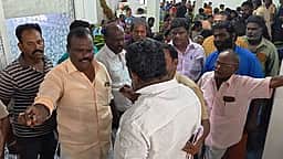 தூய்மைப் பணியாளா்கள்,  
நகா்மன்ற உறுப்பினா்கள் வாக்குவாதம்