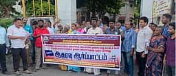தூய்மைப் பணியாளா்களுக்கு ஆதரவாக மாநகராட்சி அலுவலா்கள் ஆா்ப்பாட்டம்