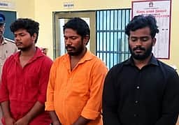 ஆற்று மணல் கடத்திய மூவா் கைது