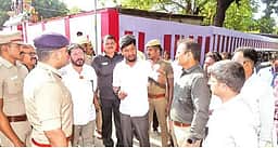 குலசை தசரா திருவிழா: துறை அலுவலா்களுடன் அமைச்சா்கள் ஆலோசனை