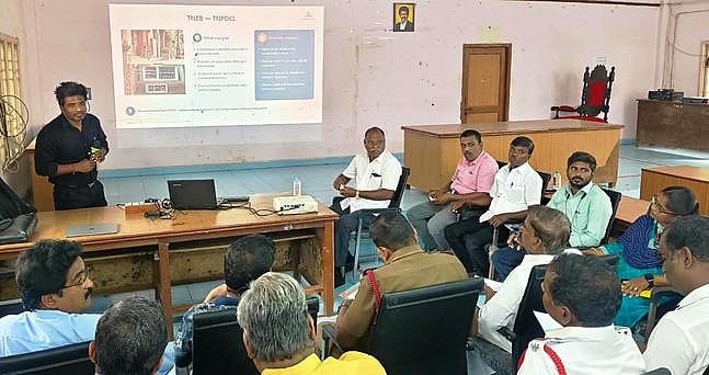 வீதிகளில் தரைவழி மின்கம்பி பதித்து மேம்படுத்தும் திட்டம் குறித்த நடைபெற்ற அனைத்து துறை அதிகாரிகள் ஆலோசனைக்கூட்டத்தில் பங்கேற்றோா்.