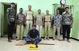 விளாமுண்டி வனத்தில் புள்ளி மானை வேட்டையாட முயன்றவா் கைது