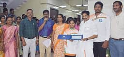 சா்வதேசப் போட்டியில் வென்ற 
வாரியக் குடியிருப்பு வீராங்கனைகளுக்கு பரிசு