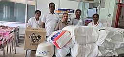 மருத்துவமனையில் சிகிச்சை பெறும் முதியோருக்கு உதவி