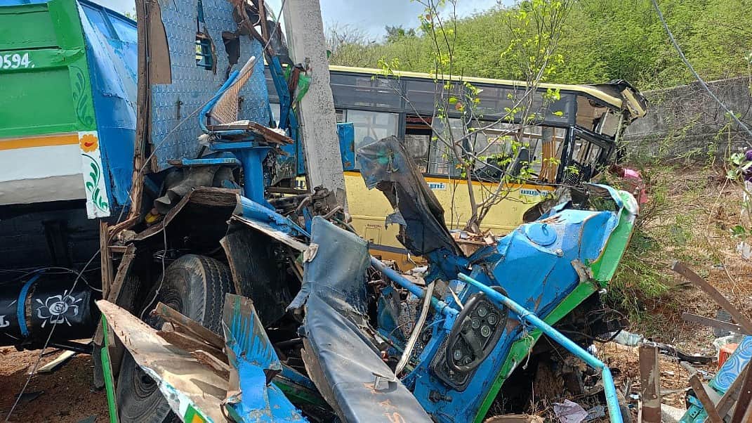நெல்லை அருகே அரசுப் பேருந்து – டிப்பர் லாரி நேருக்கு நேர் மோதல்: நடத்துனர் பலி; 20 பேர் காயம்!