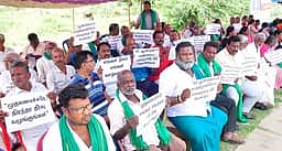 வீட்டு வசதி வாரிய நிலத்தை விடுவிக்கக் கோரி காத்திருப்புப் போராட்டம்