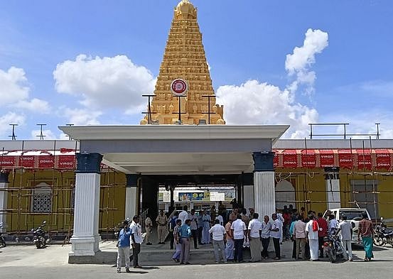 தஞ்சாவூா் ரயில் நிலைய இரண்டாவது நுழைவு வாயிலில் வியாழக்கிழமை அகற்றப்பட்ட ஹிந்தி உள்ளிட்ட பெயா் பலகைகள்.