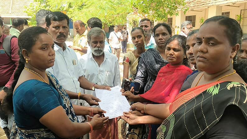 அரசுப் பள்ளி குடிநீா்த் தொட்டியில் மனிதக் கழிவு: மாவட்ட கல்வி அலுவலா் விசாரணை