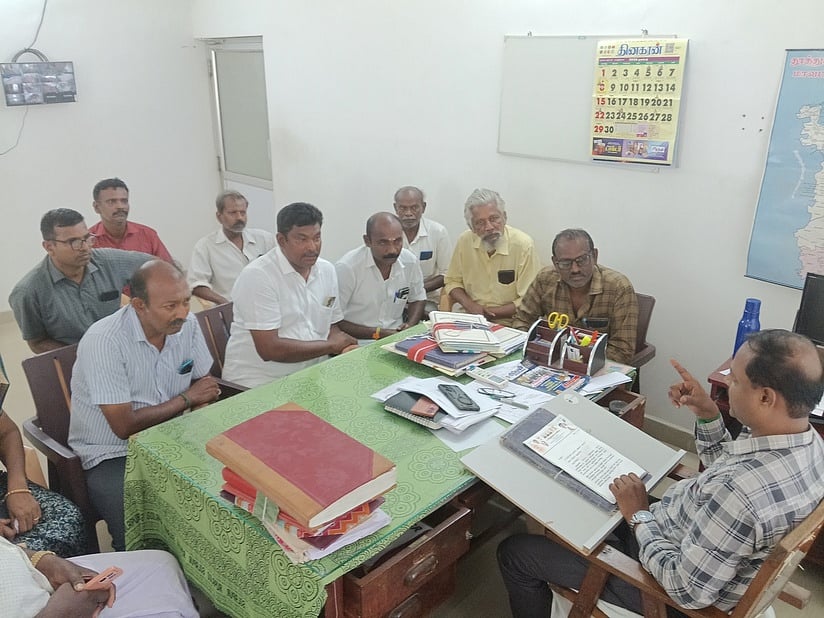 ஒன்றிய ஆணையா் பாலமுருகனிடம் மனு அளித்த பாஜகவினா்.