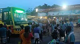 அரசுப் பேருந்தை முற்றுகையிட்டு 
மாணவா்கள், பொதுமக்கள் வாக்குவாதம்