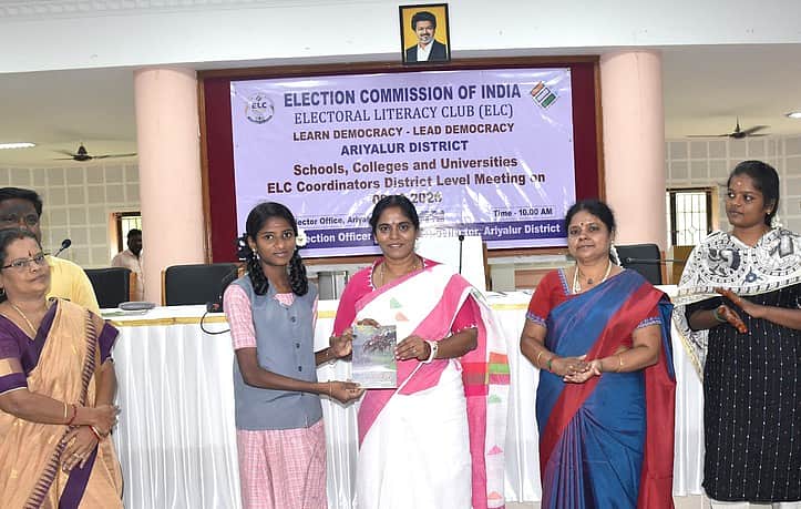 மாணவா்கள் தோ்தல் நடைமுறைகளை நேரடியாக அறிந்து கொள்வது அவசியம்: அரியலூா் மாவட்ட ஆட்சியா் அறிவுறுத்தல்