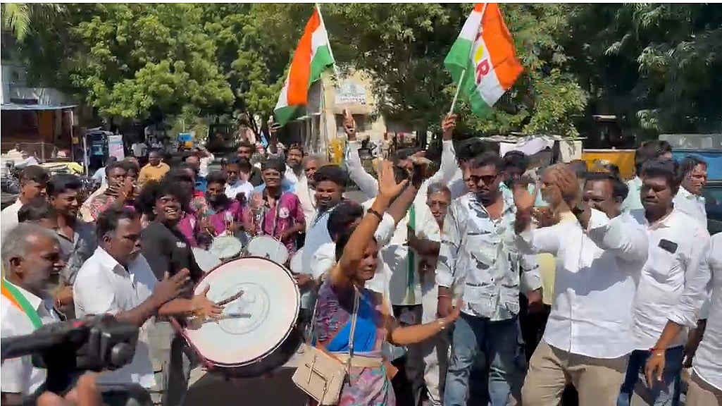 கொண்டாட்டத்தில் என்.ஆர்.காங்கிரஸ் தொண்டர்கள்