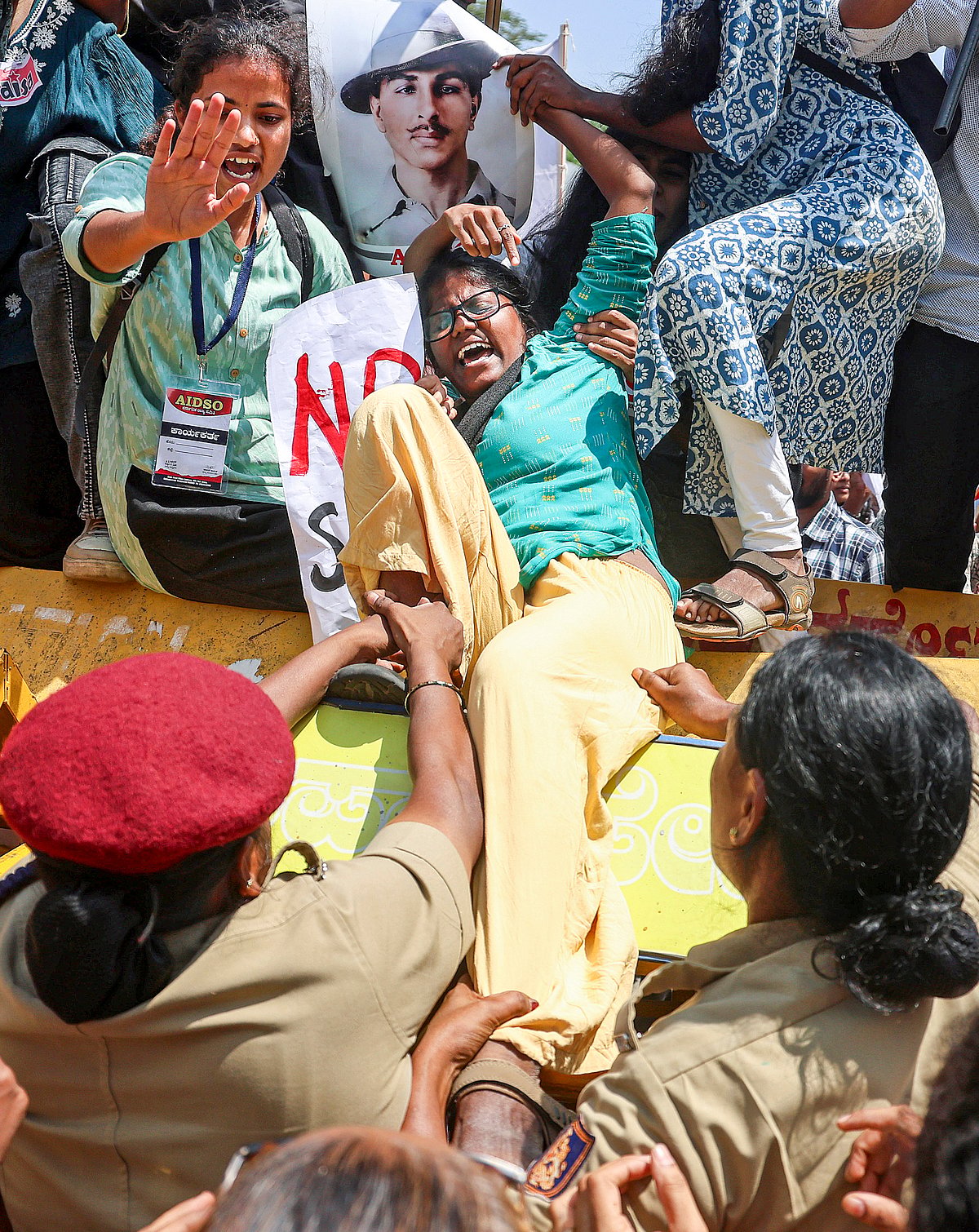 தில்லியில் எஸ்.ஐ.ஆர். நடவடிக்கைக்கு எதிரான போராட்டத்தின் ஒரு பகுதியாகத் தேர்தல் ஆணைய அலுவலகத்தை நோக்கி ஊர்வலமாகச் செல்ல முயன்ற பல்வேறு மாணவர் அமைப்புகளின் உறுப்பினர்களை கைது செய்த காவல்துறையினர்.