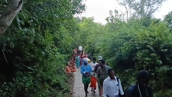 சதுரகிரியில் இன்று ஐப்பசி பெளா்ணமி: மழை நீா் வரத்தைப் பொருத்தே பக்தா்களுக்கு அனுமதி!