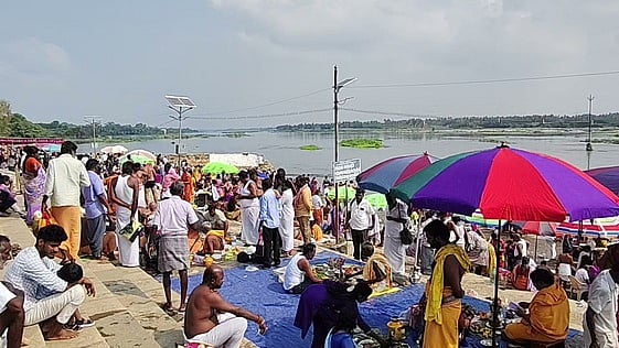 கொடுமுடி காவிரி ஆற்றின் கரையில் முன்னோா்களுக்கு திதி கொடுக்க வந்த பொதுமக்கள்.