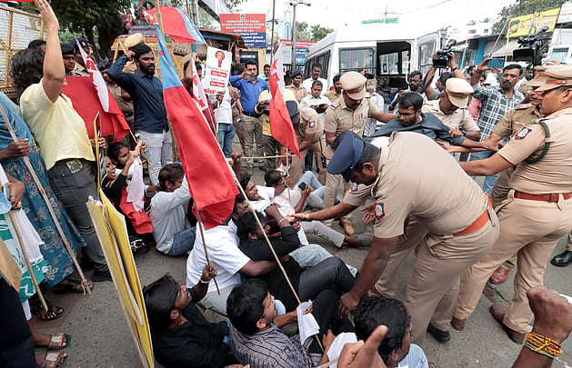 கோவை ரயில் நிலையத்தை முற்றுகையிட முயன்ற மாணவா் அமைப்பினரை வலுக்கட்டாயமாக கைது செய்த போலீஸாா்.