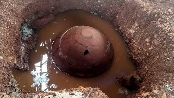 ஆதிச்சநல்லூா் அகழாய்வு பகுதியில் மழை நீரில் சேதமுறும் முதுமக்கள் தாழிகள்!