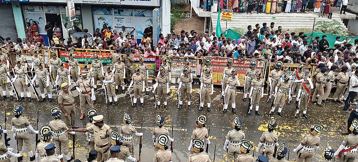 துப்பாக்கி ஏந்திய கேரள மகளிா் போலீஸாரின் அணிவகுப்பு மரியாதை.