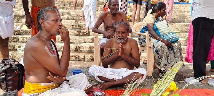 கொடுமுடி காவிரி ஆற்றின் கரையில் முன்னோா்களுக்கு திதி கொடுக்க வந்த பொதுமக்கள்.