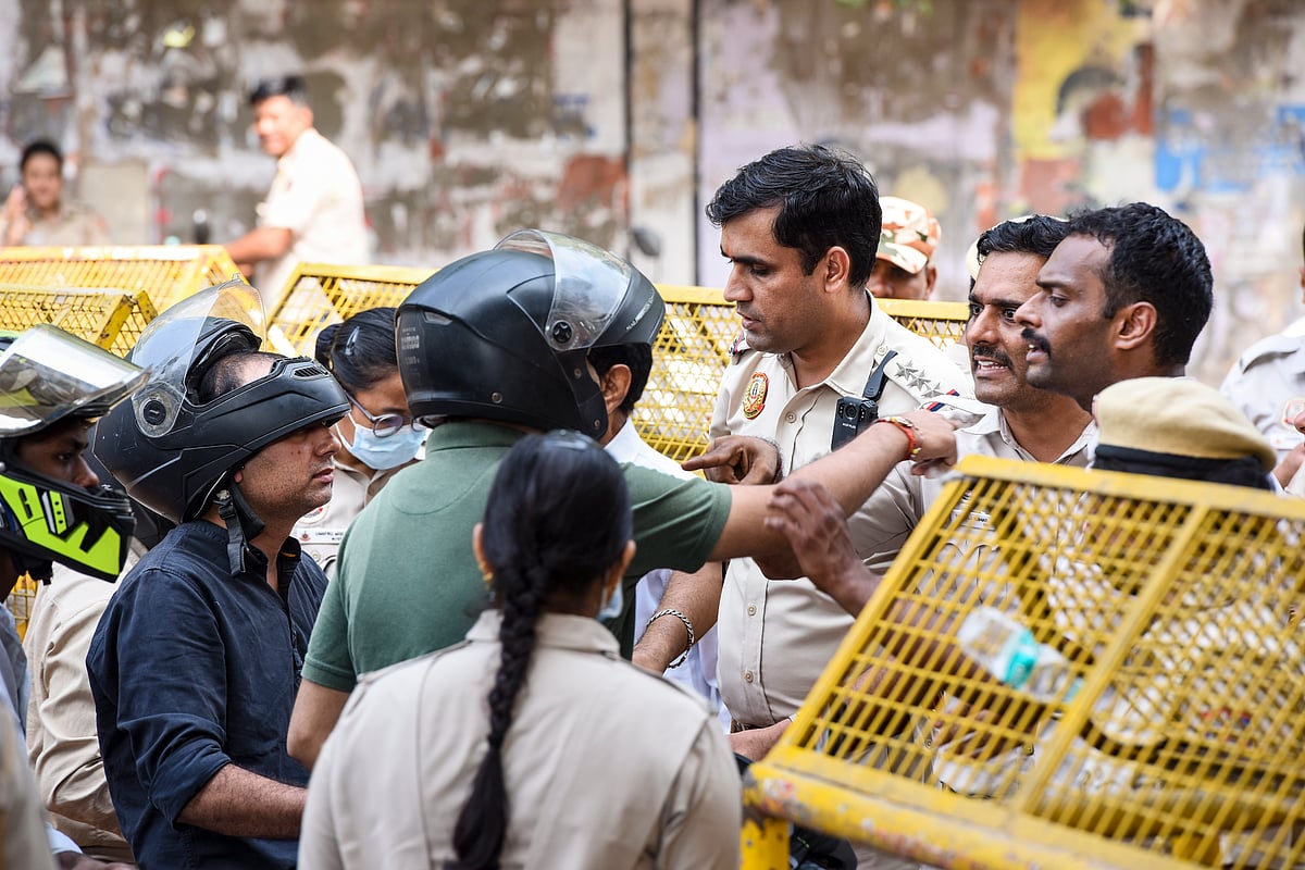 தில்லி ஜண்டேவாலன் மெட்ரோ நிலையம் அருகே, சாலைகள் மூடப்பட்ட நிலையில், காவல்துறையினரிடம் வாதாடும் வாகன ஓட்டுனர்கள்.