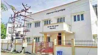 நூலகம் முகப்பில் மின்மாற்றி: வேறு இடத்துக்கு மாற்றப்படுமா ?